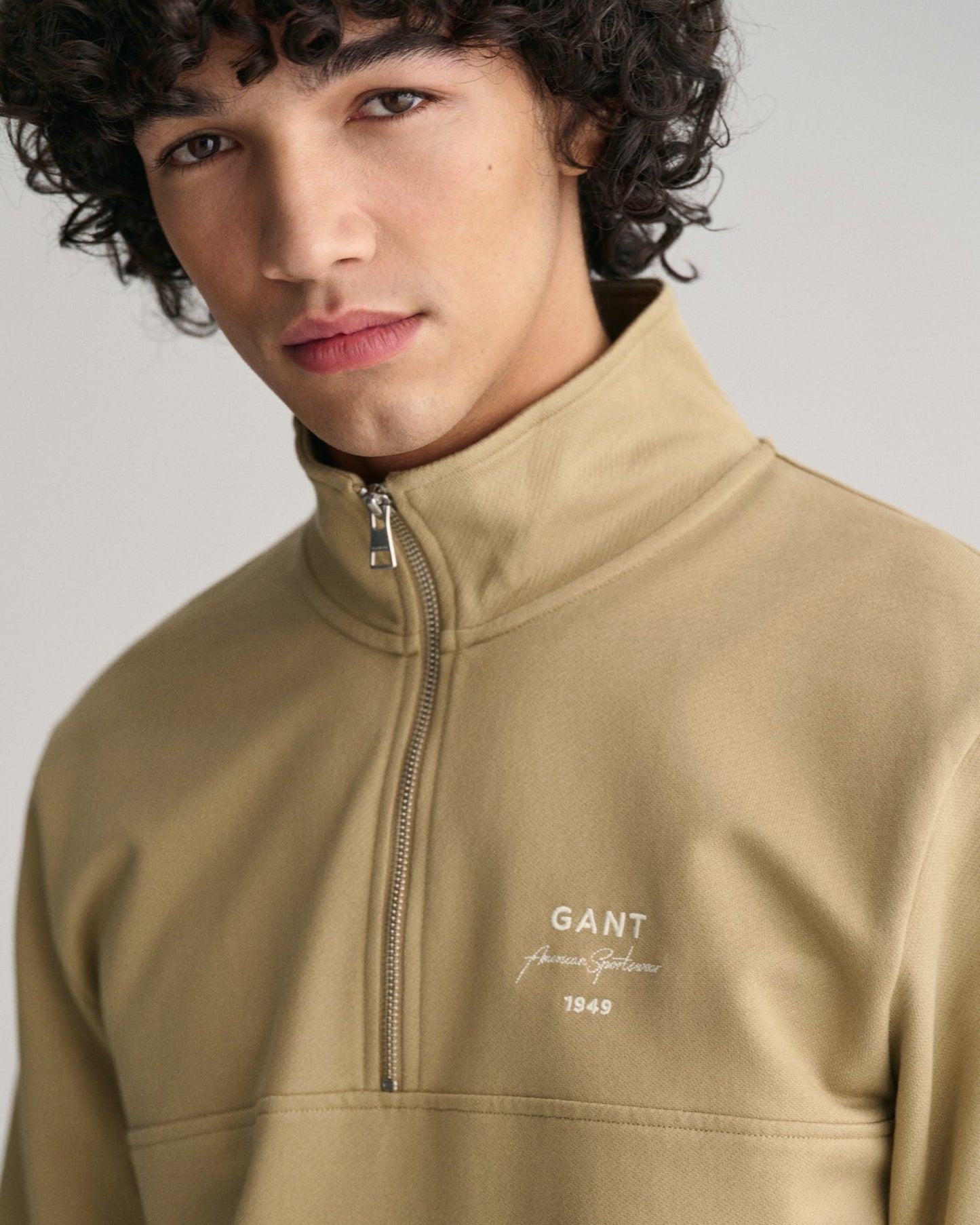 Herren-Sweatshirt mit Script-Grafik und halbem Reißverschluss – GETROCKNETES KHAKI