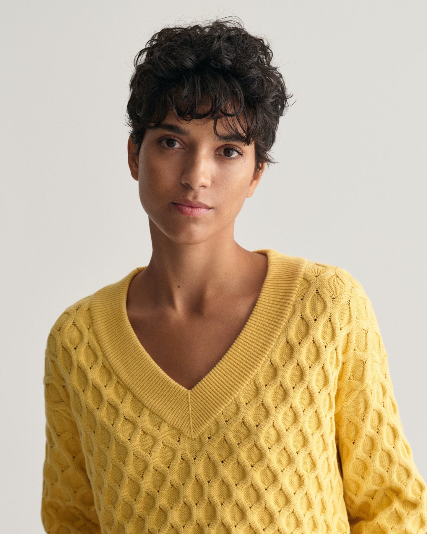 Pull col V en tricot texturé pour femme - Jaune poudré 