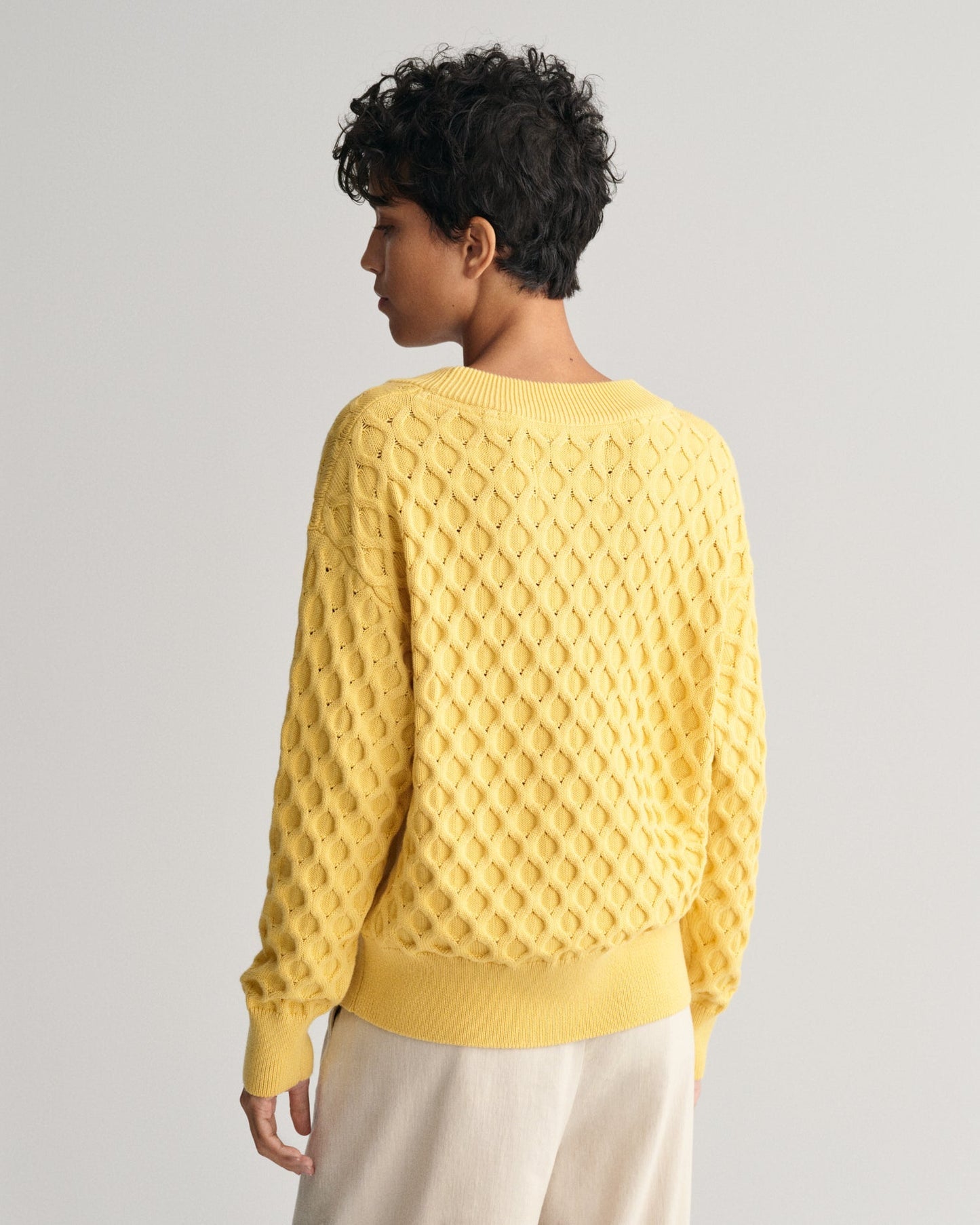 Pull col V en tricot texturé pour femme - Jaune poudré 